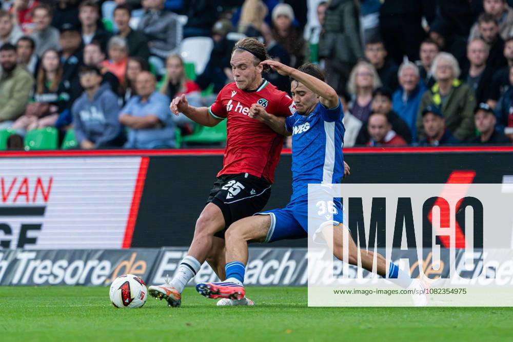 Hannover, Deutschland 04. September 2026: 2. BL - 2026 2027 - Sp. 4 - Hannover 96 gegen Karlsruher SC Im Bild: v. li. im Zweikampf Lars Gindorf (H96) und Rafael Pinto Pedrosa (KSC) DFL DFB regulations prohibit any use of photographs as image sequences and or quasi-video Heinz von Heiden Arena Niedersachsen