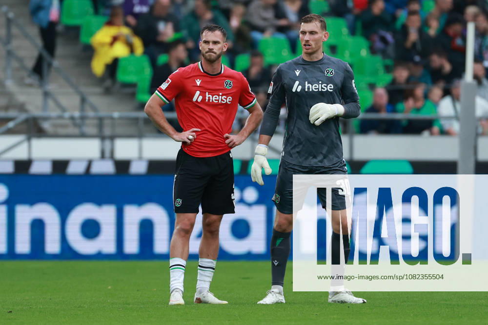 2. Bundesliga - Hannover 96 - Karlsruher SC am 04.09.2026 in der Heinz von Heiden Arena in Hannover Boris Tomiak (Hannover 3) und Torwart Leo Weinkauf (Hannover 30)