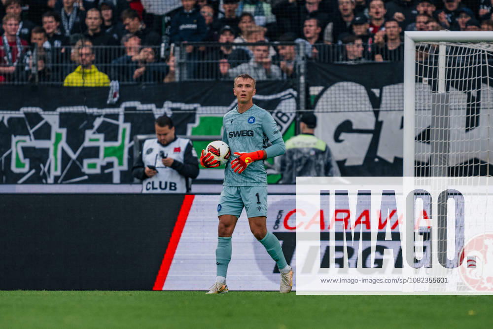 Deutschland: 2. Bundesliga 2026 - 2027, 4. Spieltag - Hannover 96 vs Karlsruher SC - Heinz von Heiden Arena (Hannover): Hans Christian Bernat (Karlsruher SC, 1) am Ball