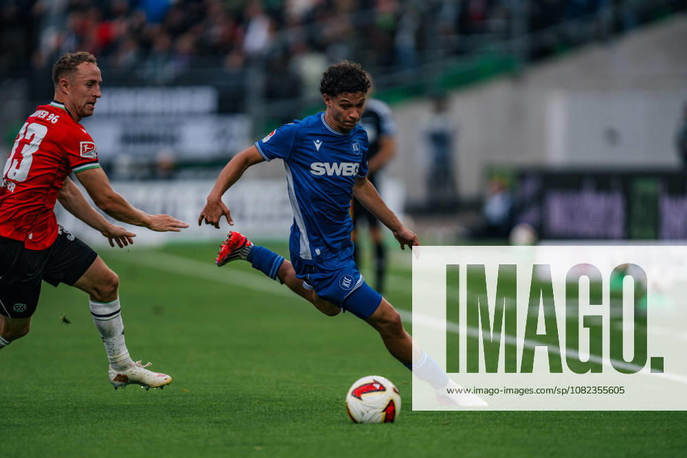 Deutschland: 2. Bundesliga 2026 - 2027, 4. Spieltag - Hannover 96 vs Karlsruher SC - Heinz von Heiden Arena (Hannover): Louey Ben Farhat (Karlsruher SC, 19) am Ball