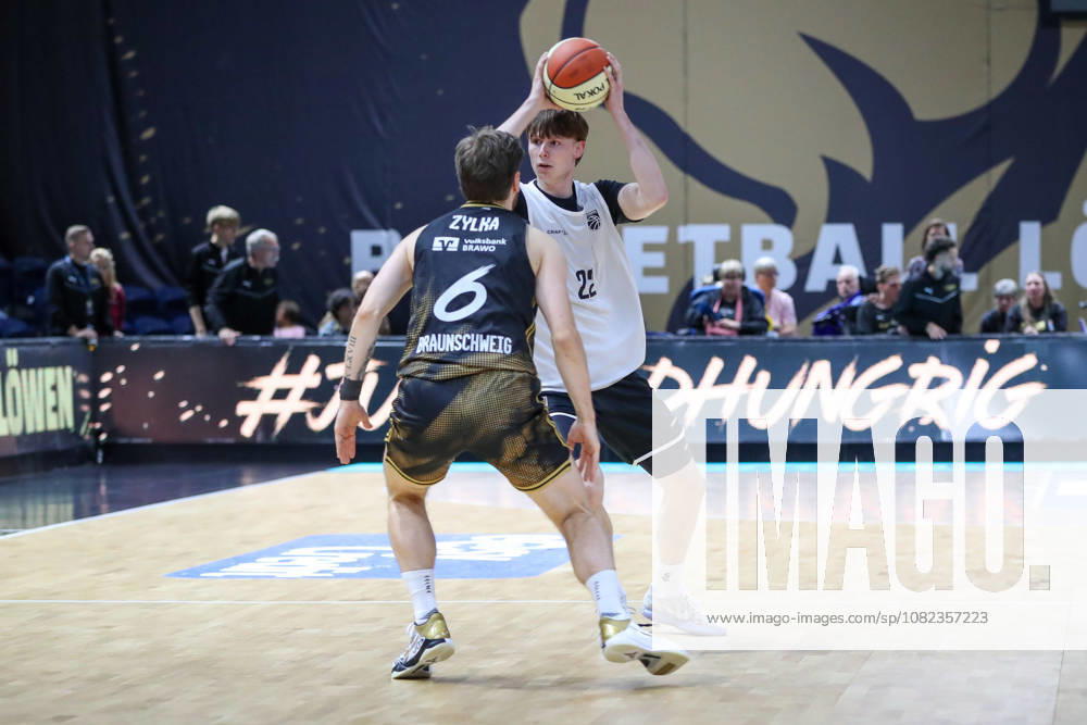 Basketball - Testspiel Basketball Loewen Braunschweig - Bamberg Baskets, v.l. Ferdinand Zylka (Braunschweig, 6), Jakob Lang (Bamberg, 22) Zweikampf, Duell, Kampf, tackle Braunschweig