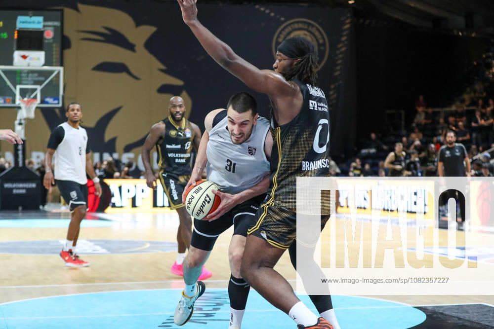 Basketball - Testspiel Basketball Loewen Braunschweig - Bamberg Baskets, v.l. Daniel Keppeler (Bamberg, 31), Zaba Bangala (Braunschweig, 0) Zweikampf, Duell, Kampf, tackle Braunschweig