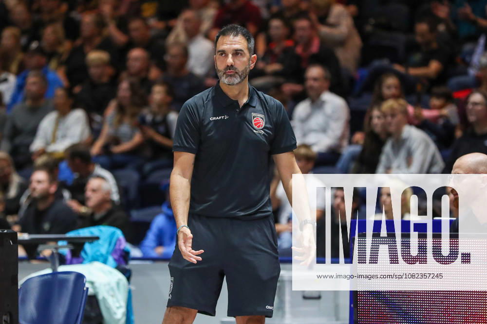 Basketball - Testspiel Basketball Loewen Braunschweig - Bamberg Baskets, v.l. Jesus Ramirez (Bamberg, Trainer) gibt Anweisungen, gestikuliert mit den Armen, gesticulate, gives instructions Braunschweig