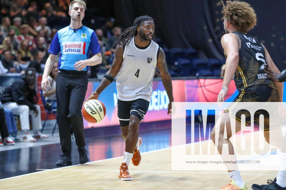 Basketball - Testspiel Basketball Loewen Braunschweig - Bamberg Baskets, v.l. Jordan Jones (Bamberg, 4) am Ball, plays the ball Braunschweig