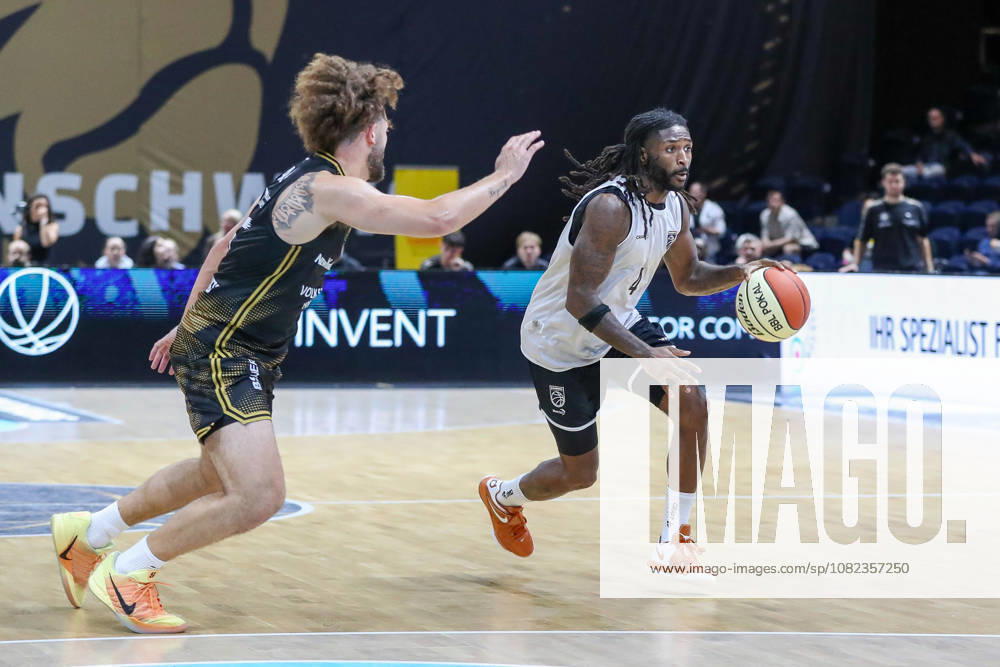 Basketball - Testspiel Basketball Loewen Braunschweig - Bamberg Baskets, v.l. Jordan Jones (Bamberg, 4) am Ball, plays the ball Braunschweig