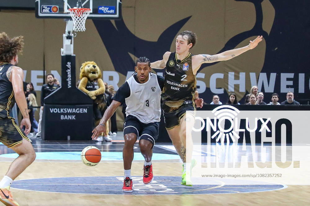 Basketball - Testspiel Basketball Loewen Braunschweig - Bamberg Baskets, v.l. Jordan Jones (Bamberg, 4), Benjamin Schröder (Braunschweig, 2) Zweikampf, Duell, Kampf, tackle Braunschweig