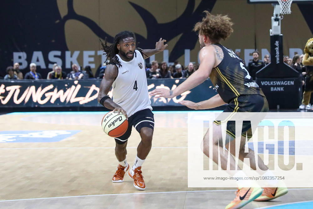 Basketball - Testspiel Basketball Loewen Braunschweig - Bamberg Baskets, v.l. Jordan Jones (Bamberg, 4) am Ball, plays the ball Braunschweig