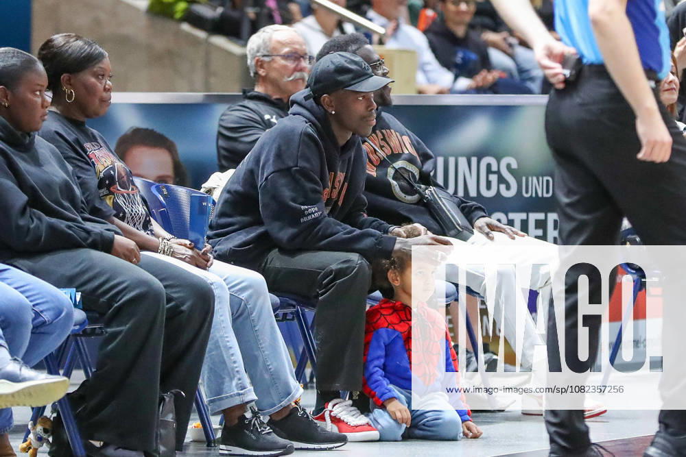 Basketball - Testspiel Basketball Loewen Braunschweig - Bamberg Baskets, v.l. Dennis Schröder schaut sich das Testspiel an Braunschweig