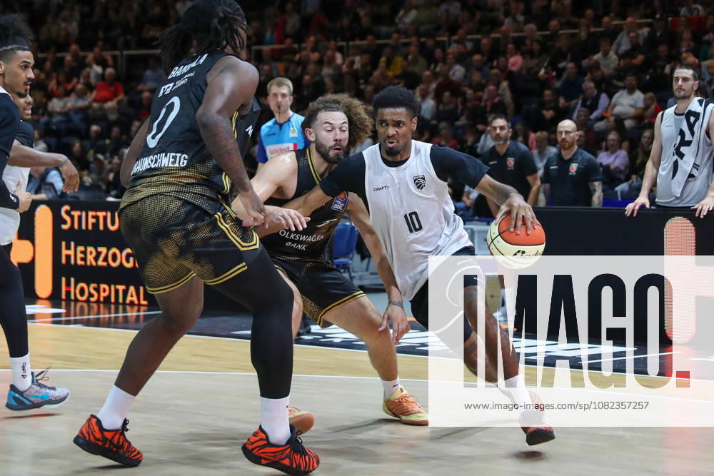 Basketball - Testspiel Basketball Loewen Braunschweig - Bamberg Baskets, v.l. Mylik Wilson (Bamberg, 10) am Ball, plays the ball Braunschweig