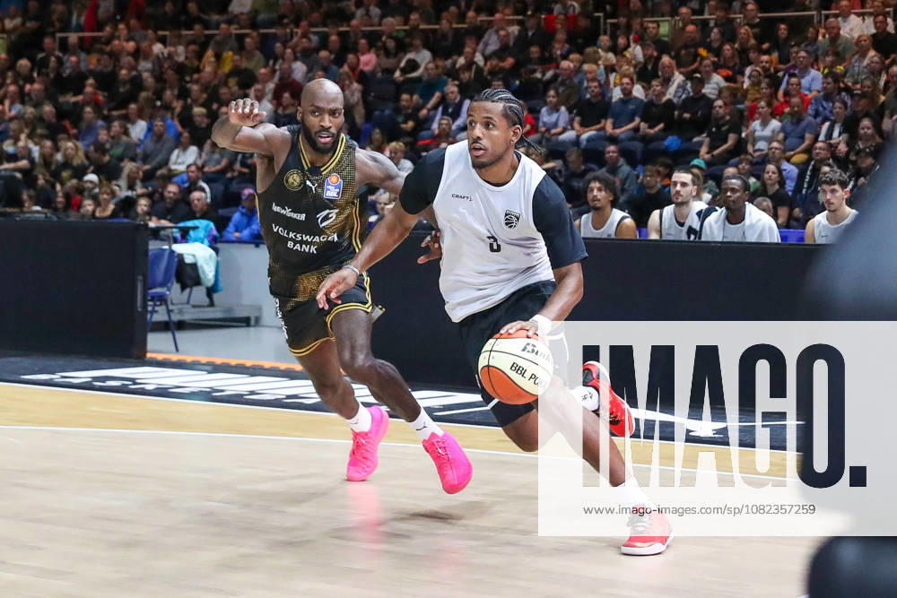 Basketball - Testspiel Basketball Loewen Braunschweig - Bamberg Baskets, v.l. Sheldon Edwards (Braunschweig, 13), Jordan Wright (Bamberg, 3) Zweikampf, Duell, Kampf, tackle Braunschweig