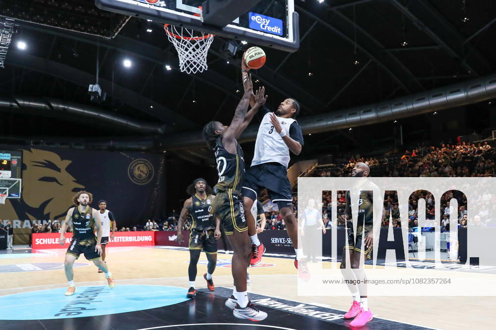Basketball - Testspiel Basketball Loewen Braunschweig - Bamberg Baskets, v.l. Chip Flanigan (Braunschweig, 30), Jordan Wright (Bamberg, 3) Zweikampf, Duell, Kampf, tackle Braunschweig