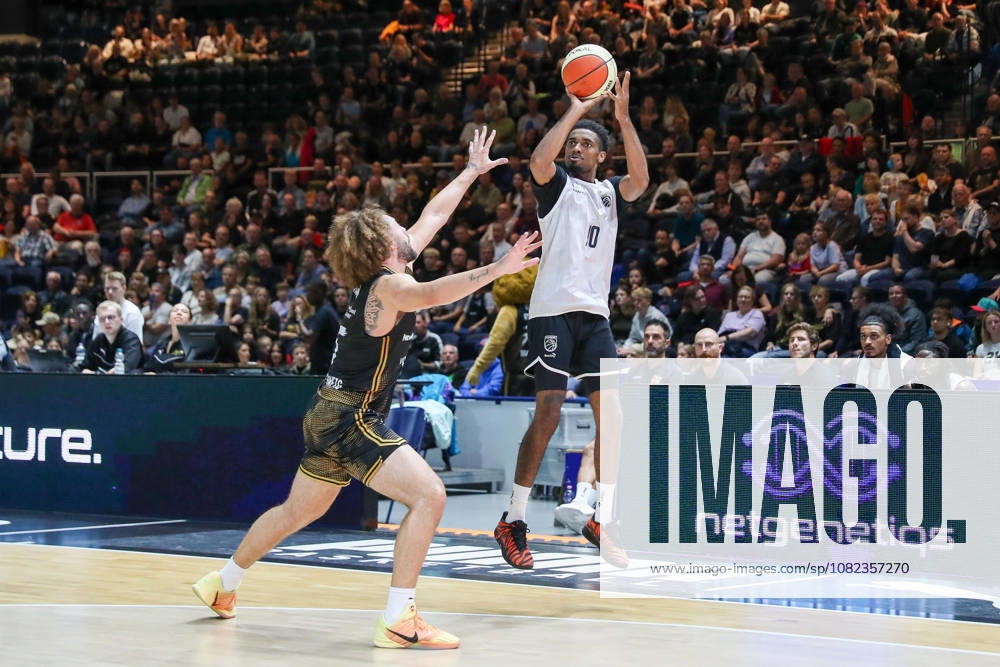 Basketball - Testspiel Basketball Loewen Braunschweig - Bamberg Baskets, v.l. Devin Askew (Braunschweig, 5), Mylik Wilson (Bamberg, 10) Zweikampf, Duell, Kampf, tackle Braunschweig