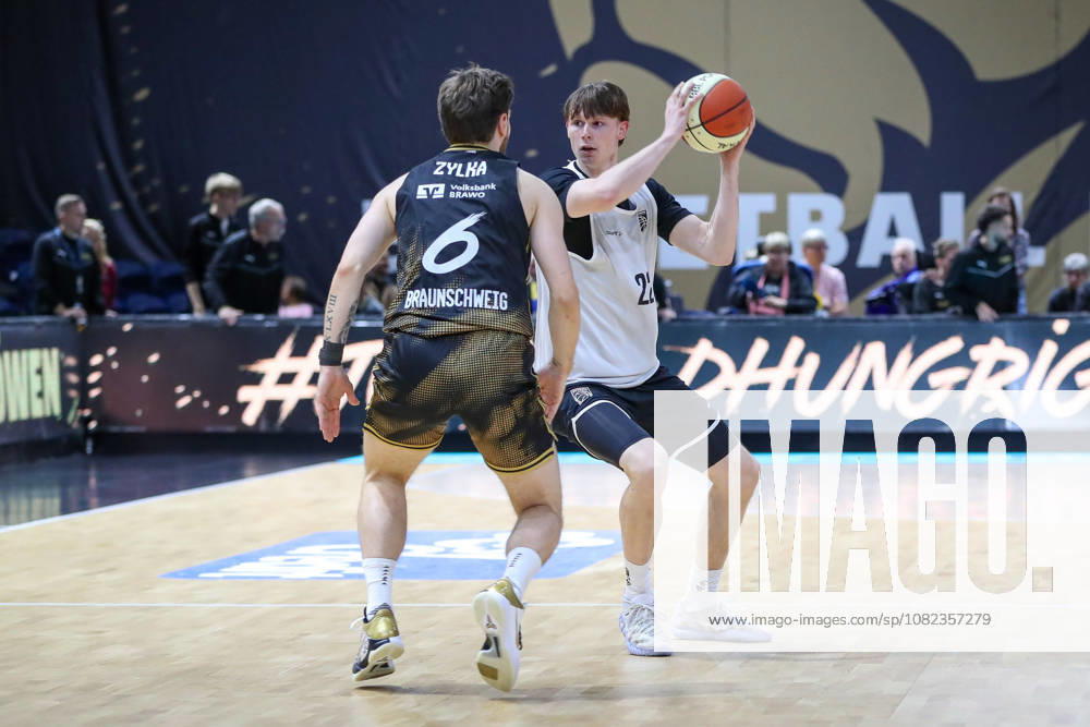 Basketball - Testspiel Basketball Loewen Braunschweig - Bamberg Baskets, v.l. Ferdinand Zylka (Braunschweig, 6), Jakob Lang (Bamberg, 22) Zweikampf, Duell, Kampf, tackle Braunschweig