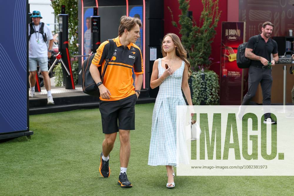 Oscar Piastri (McLaren Formula 1 Team 81) und Partnerin Lily Zneimer kommen am Paddock an, 3 Freies Training, Grosser Preis von Italien, Motorsport, Herren, Formel 1, 05.09.2026 Monza Lombardei Italien