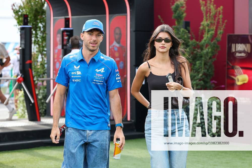Pierre Gasly (BWT Alpine 10) und Freundin Francisca Kika Cerqueira Gomes kommen am Paddock an, 3 Freies Training, Grosser Preis von Italien, Motorsport, Herren, Formel 1, 05.09.2026 Monza Lombardei Italien