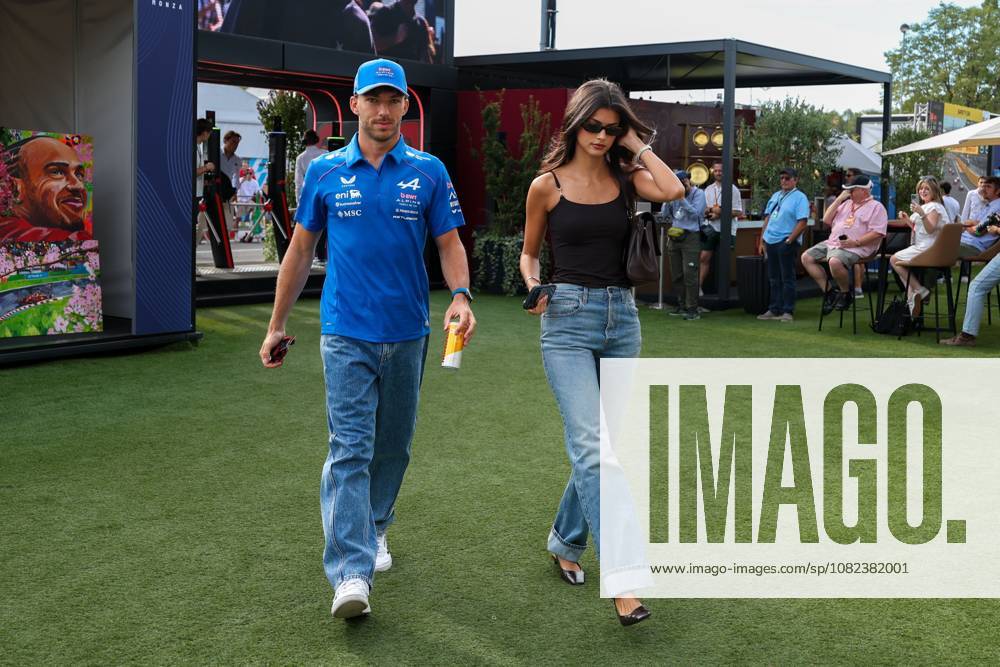 Pierre Gasly (BWT Alpine 10) und Freundin Francisca Kika Cerqueira Gomes kommen am Paddock an, 3 Freies Training, Grosser Preis von Italien, Motorsport, Herren, Formel 1, 05.09.2026 Monza Lombardei Italien