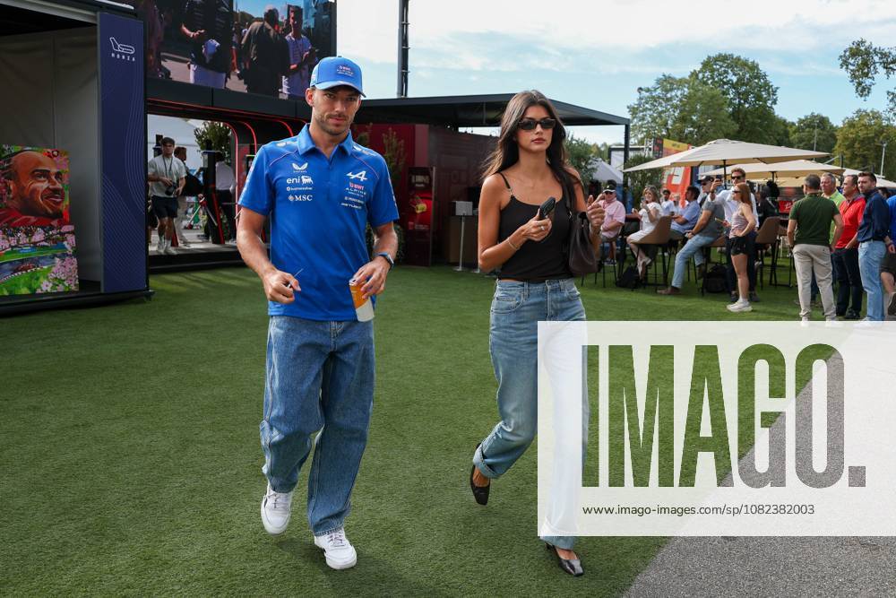 Pierre Gasly (BWT Alpine 10) und Freundin Francisca Kika Cerqueira Gomes kommen am Paddock an, 3 Freies Training, Grosser Preis von Italien, Motorsport, Herren, Formel 1, 05.09.2026 Monza Lombardei Italien