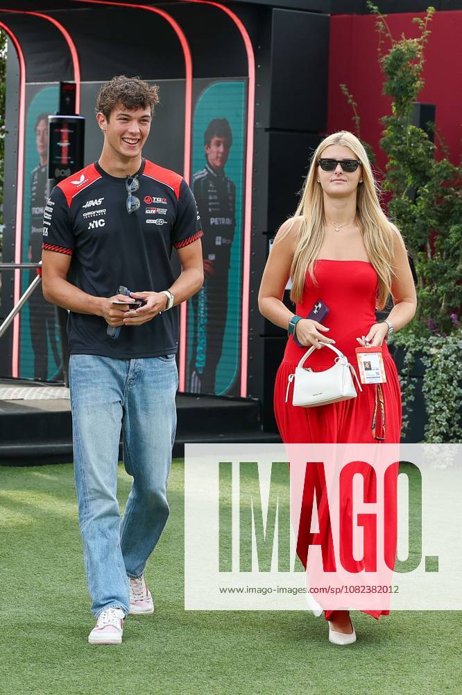 Oliver Bearman (MoneyGramm Haas 87) und Lebensgefaehrtin Alicia Torriani kommen am Paddock an, 3 Freies Training, Grosser Preis von Italien, Motorsport, Herren, Formel 1, 05.09.2026 Monza Lombardei Italien