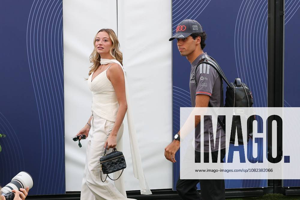 Gabriel Bortoleto (Revolut Audi 5) und Partnerin Isabella Bernardini kommen am Paddock an, 3 Freies Training, Grosser Preis von Italien, Motorsport, Herren, Formel 1, 05.09.2026 Monza Lombardei Italien