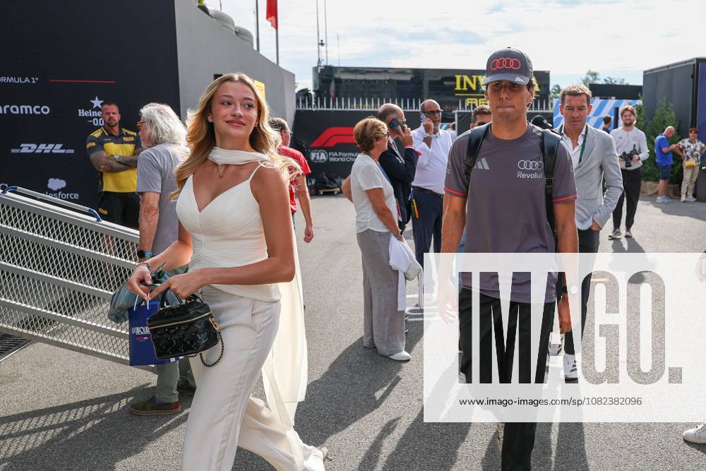 Gabriel Bortoleto (Revolut Audi 5) und Partnerin Isabella Bernardini kommen am Paddock an, 3 Freies Training, Grosser Preis von Italien, Motorsport, Herren, Formel 1, 05.09.2026 Monza Lombardei Italien