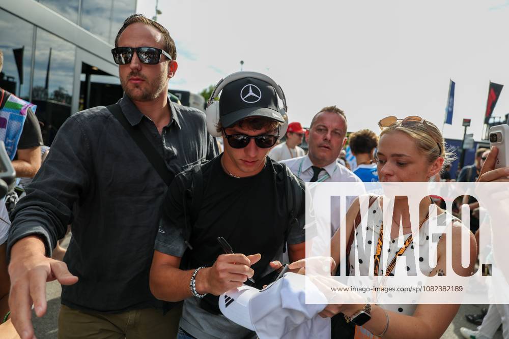 Kimi Antonelli (Mercedes-AMG Petronas 12) kommt am Paddock an und wird von Fans umringelt, 3 Freies Training, Grosser Preis von Italien, Motorsport, Herren, Formel 1, 05.09.2026 Monza Lombardei Italien