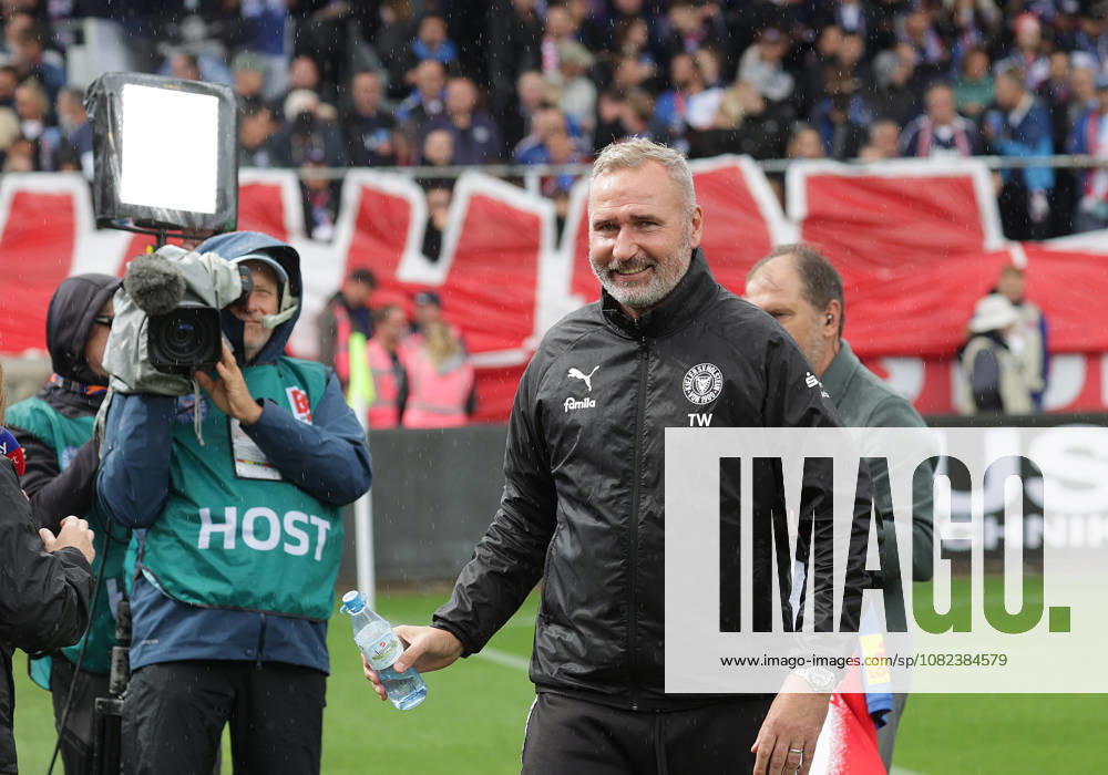 Trainer Tim Walter (Holstein Kiel) Fussball, Herren, Saison 2026 2027, 2.BL, Holstein Stadion, Holstein Kiel gegen 1.FC Nuernberg DFL REGULATIONS PROHIBIT ANY USE OF PHOTOGRAPHS AS IMAGE SEQUENCES AND OR QUASI-VIDEO.
