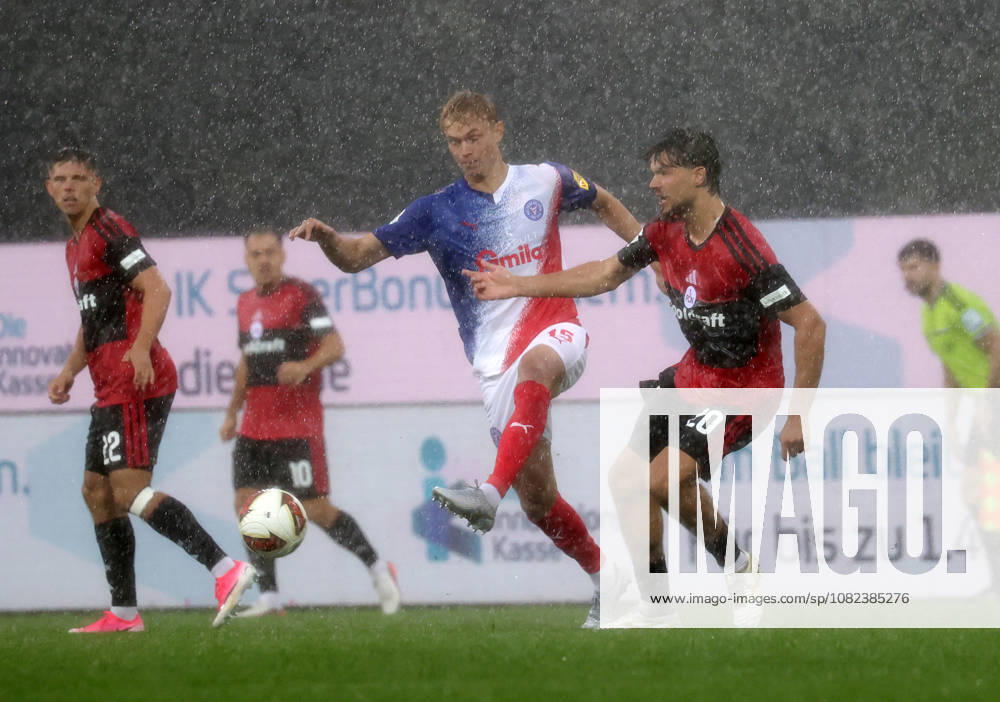 Duell zwischen Kasper Davidsen (Holstein Kiel) und Fynn Otto (1.FC Nuernberg) Fussball, Herren, Saison 2026 2027, 2.BL, Holstein Stadion, Holstein Kiel gegen 1.FC Nuernberg DFL REGULATIONS PROHIBIT ANY USE OF PHOTOGRAPHS AS IMAGE SEQUENCES AND OR QUASI-VIDEO.