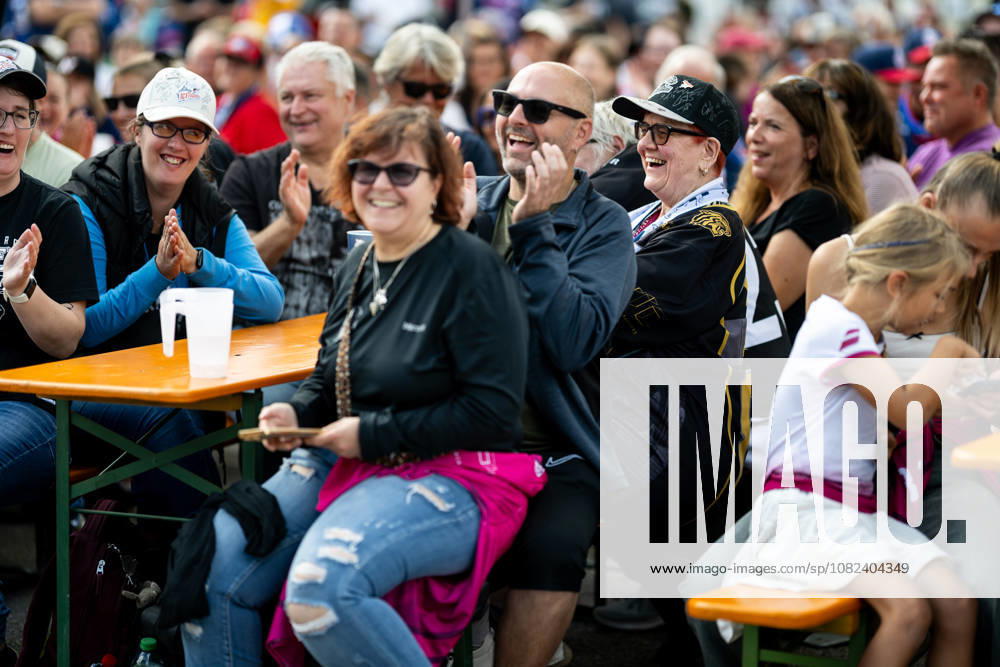 Eishockey - Saison 2026 2027 - Penny DEL - Saisoneröffnungsfeier Nürnberg Ice Tigers Icetigers - ERC Ingolstadt - ThHa - - Fans lachen