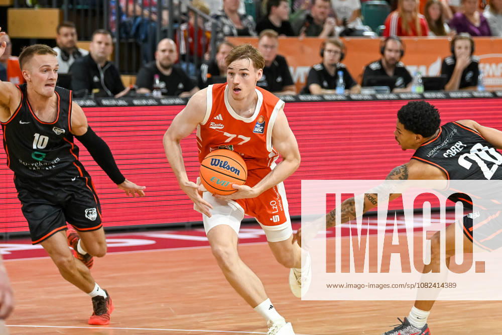 Timo Lanmueller (RASTA Vechta, 77) am Ball gegen Oscar Jorgensen (Bakken Bears, 10) und Miles Corey (Bakken Bears, 20) RASTA Vechta vs. Bakken Bears, Testspiel, Saison 2026 2027, 05.09.2026, RASTA Vechta vs. Bakken Bears, Testspiel, Saison 2026 2027, 05.09.2026 Vechta