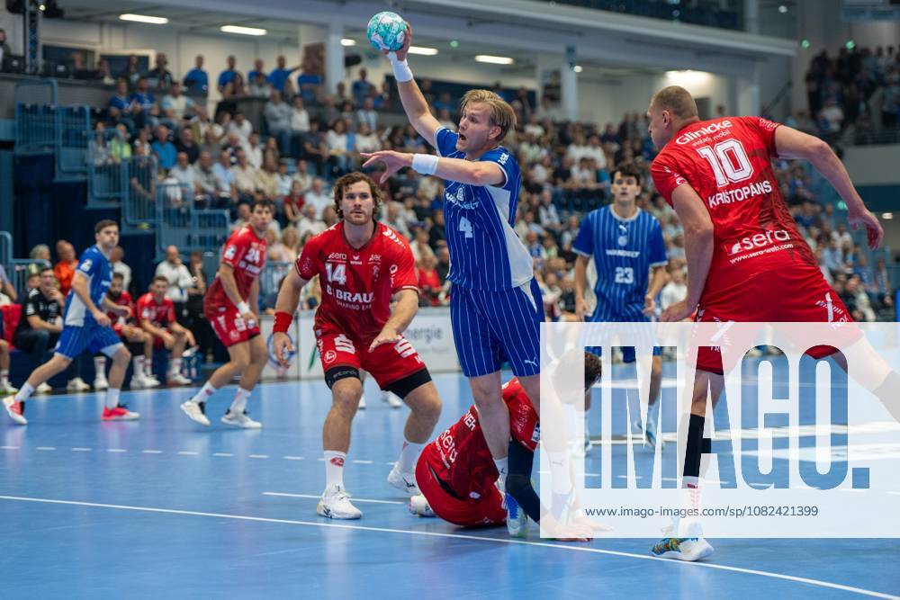 Ellidi Snaer Vidarsson, Kreislaeufer, (VfL Gummersbach 4), Johannes Golla, Kreislaeufer, (MT Melsungen 14), Dainis KriÅ¡topÄns, Rueckraum, (MT Melsungen 10), VfL Gummersbach vs. MT Melsungen,, Opel Handball Bundesliga, Herren , 3. Spieltag, 05.09.2026 Gummersbach NRW Deutschland