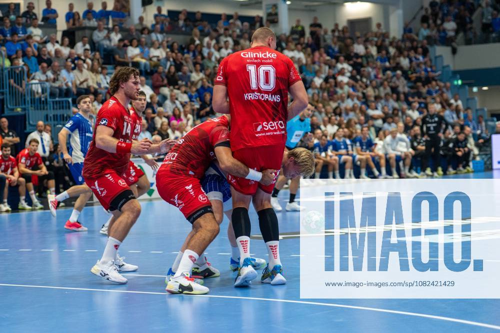 Ellidi Snaer Vidarsson, Kreislaeufer, (VfL Gummersbach 4), Dainis KriÅ¡topÄns, Rueckraum, (MT Melsungen 10), Johannes Golla, Kreislaeufer, (MT Melsungen 14), VfL Gummersbach vs. MT Melsungen,, Opel Handball Bundesliga, Herren , 3. Spieltag, 05.09.2026 Gummersbach NRW Deutschland