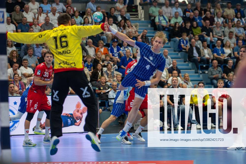 Nebojsa Simic, Torwart, (MT Melsungen 16), Ellidi Snaer Vidarsson, Kreislaeufer, (VfL Gummersbach 4), VfL Gummersbach vs. MT Melsungen,, Opel Handball Bundesliga, Herren , 3. Spieltag, 05.09.2026 Gummersbach NRW Deutschland