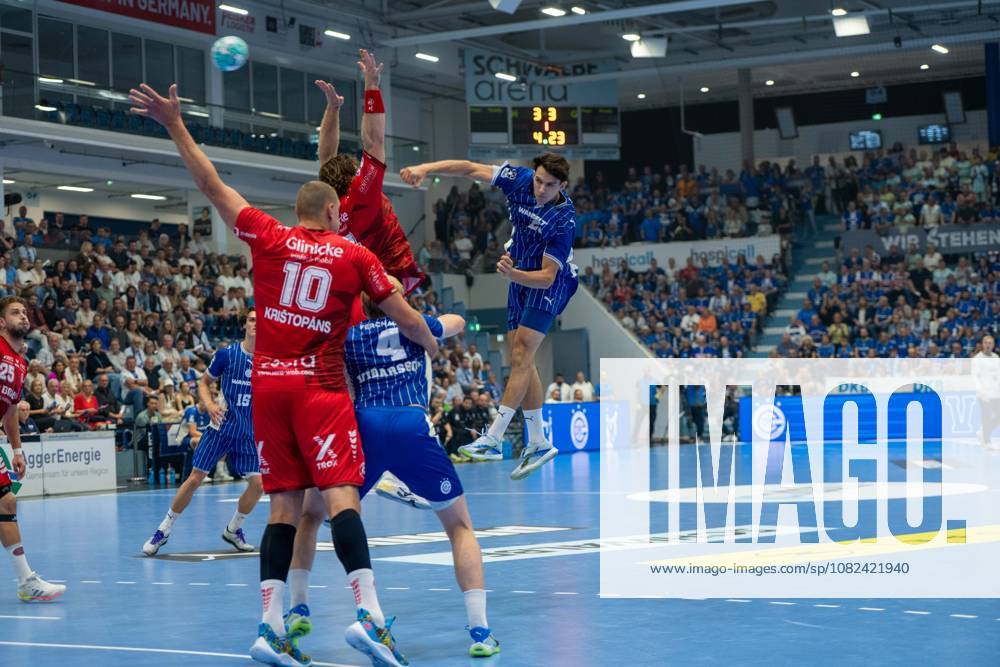 Nicola Roganovic, Rueckraum, (VfL Gummersbach 23), Dainis KriÅ¡topÄns, Rueckraum, (MT Melsungen 10), VfL Gummersbach vs. MT Melsungen,, Opel Handball Bundesliga, Herren , 3. Spieltag, 05.09.2026 Gummersbach NRW Deutschland