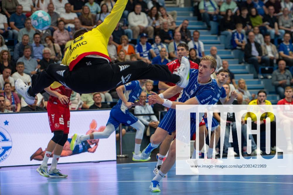 Nebojsa Simic, Torwart, (MT Melsungen 16), Ellidi Snaer Vidarsson, Kreislaeufer, (VfL Gummersbach 4), VfL Gummersbach vs. MT Melsungen,, Opel Handball Bundesliga, Herren , 3. Spieltag, 05.09.2026 Gummersbach NRW Deutschland