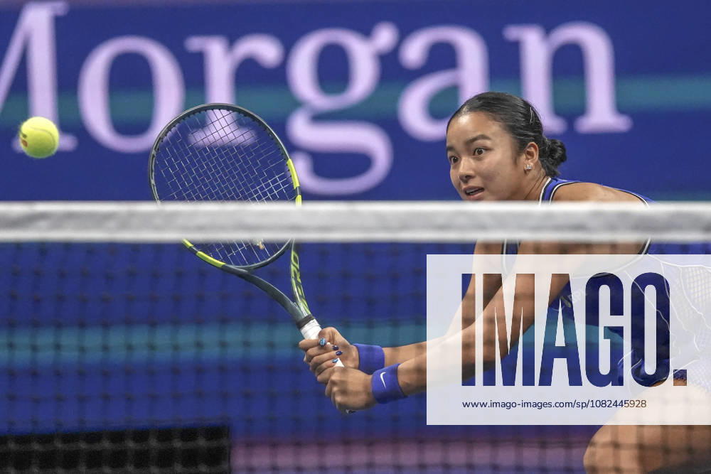 Alexandra Eala of the Philippines returns a ball against Iva Jovic of the United States during a women s third-round match at the 2016 US Open at Arthur Ashe Stadium in New York, USA, 05 September 2026. US Open 2026: Alexandra Eala - Iva Jovic !ACHTUNG: NUR REDAKTIONELLE NUTZUNG!