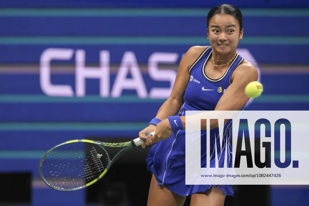 Alexandra Eala of the Philippines returns a ball against Iva Jovic of the United States during a women s third-round match at the 2016 US Open at Arthur Ashe Stadium in New York, USA, 05 September 2026. US Open 2026: Alexandra Eala - Iva Jovic !ACHTUNG: NUR REDAKTIONELLE NUTZUNG!
