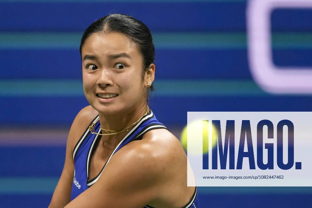 Alexandra Eala of the Philippines returns a ball against Iva Jovic of the United States during a women s third-round match at the 2016 US Open at Arthur Ashe Stadium in New York, USA, 05 September 2026. US Open 2026: Alexandra Eala - Iva Jovic !ACHTUNG: NUR REDAKTIONELLE NUTZUNG!