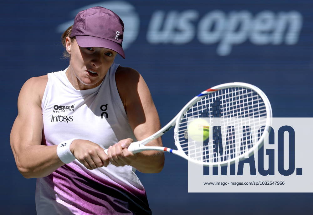 US Open tennis tournament - Day 9 Iga Swiatek of Poland in action against Qinwen Zheng of China during the Women s Singles round 4 of the US Open Tennis Championships at the USTA Billie Jean King National Tennis Center in Flushing Meadows, New York, USA, 07 September 2026. The 2026 US Open tournament runs from 23 August through 13 September. FLUSHING MEADOWS NEW YORK United States