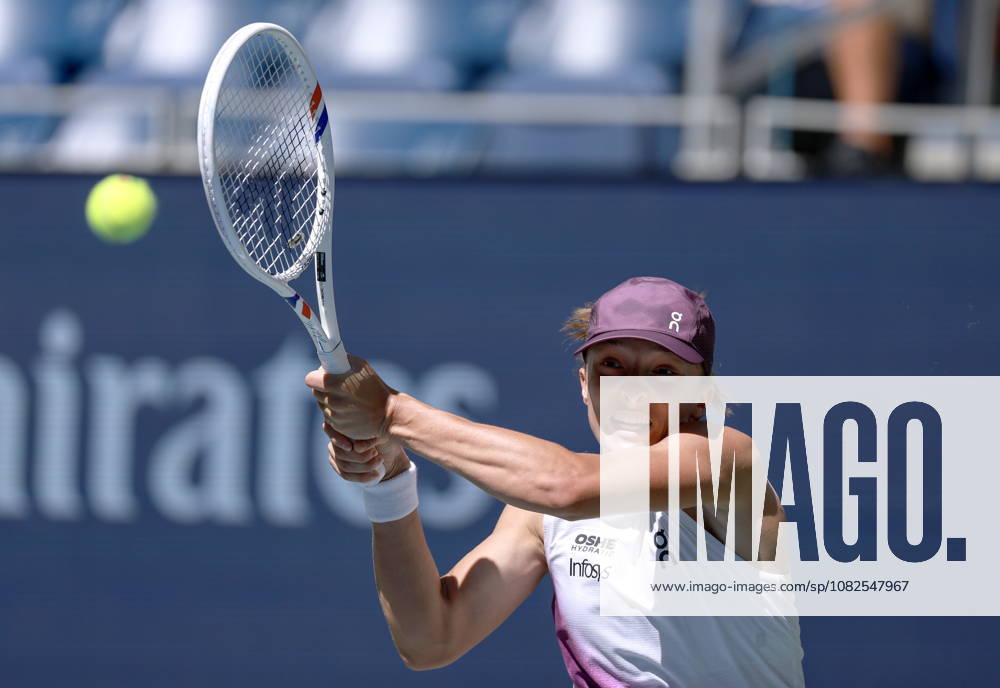 US Open tennis tournament - Day 9 Iga Swiatek of Poland in action against Qinwen Zheng of China during the Women s Singles round 4 of the US Open Tennis Championships at the USTA Billie Jean King National Tennis Center in Flushing Meadows, New York, USA, 07 September 2026. The 2026 US Open tournament runs from 23 August through 13 September. FLUSHING MEADOWS NEW YORK United States