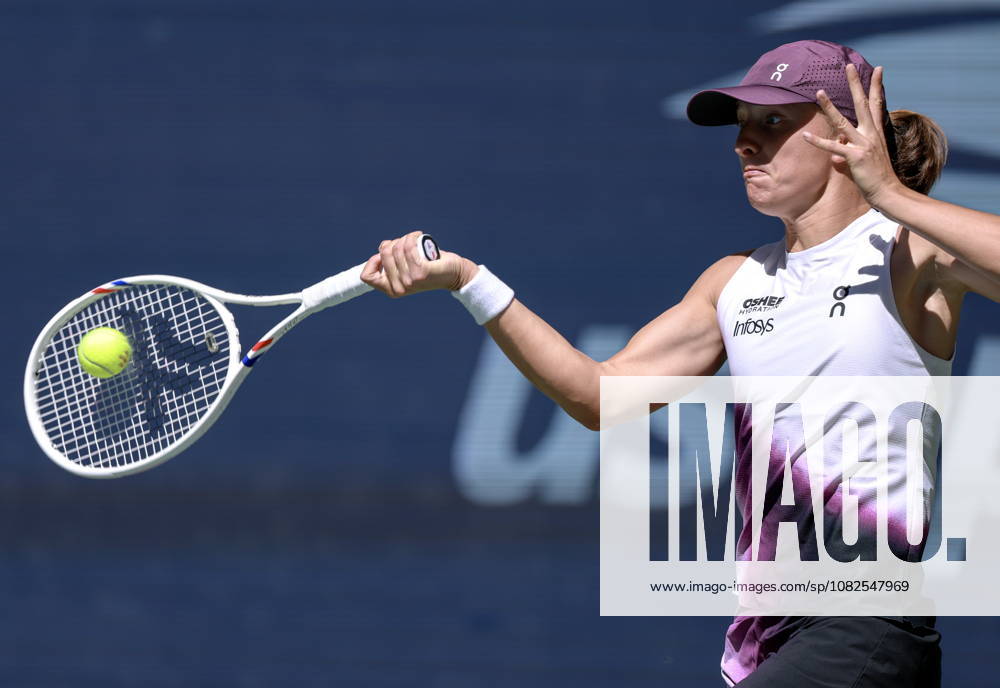 US Open tennis tournament - Day 9 Iga Swiatek of Poland in action against Qinwen Zheng of China during the Women s Singles round 4 of the US Open Tennis Championships at the USTA Billie Jean King National Tennis Center in Flushing Meadows, New York, USA, 07 September 2026. The 2026 US Open tournament runs from 23 August through 13 September. FLUSHING MEADOWS NEW YORK United States