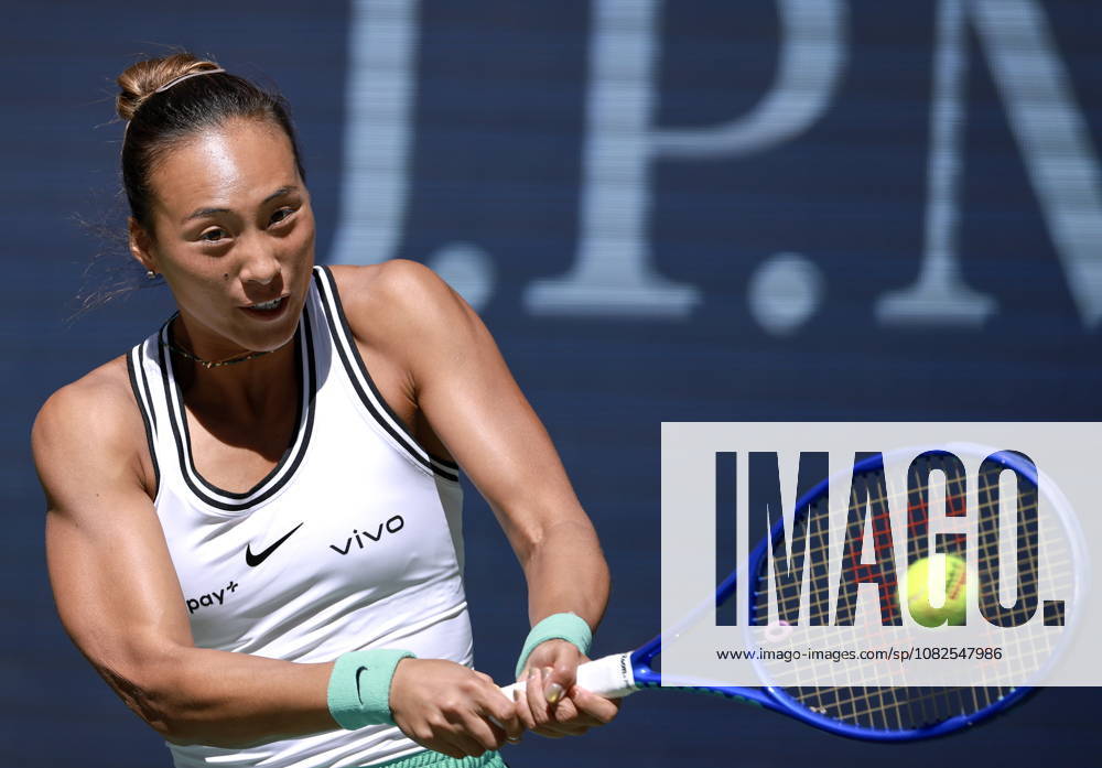 US Open tennis tournament - Day 9 Qinwen Zheng of China in action against Iga Swiatek of Poland during the Women s Singles round 4 of the US Open Tennis Championships at the USTA Billie Jean King National Tennis Center in Flushing Meadows, New York, USA, 07 September 2026. The 2026 US Open tournament runs from 23 August through 13 September. FLUSHING MEADOWS NEW YORK United States