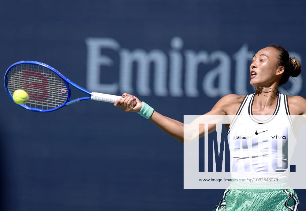 US Open tennis tournament - Day 9 Qinwen Zheng of China in action against Iga Swiatek of Poland during the Women s Singles round 4 of the US Open Tennis Championships at the USTA Billie Jean King National Tennis Center in Flushing Meadows, New York, USA, 07 September 2026. The 2026 US Open tournament runs from 23 August through 13 September. FLUSHING MEADOWS NEW YORK United States