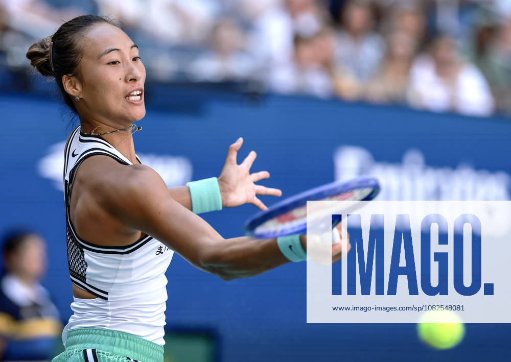 US Open tennis tournament - Day 9 Qinwen Zheng of China in action against Iga Swiatek of Poland during the Women s Singles round 4 of the US Open Tennis Championships at the USTA Billie Jean King National Tennis Center in Flushing Meadows, New York, USA, 07 September 2026. The 2026 US Open tournament runs from 23 August through 13 September. FLUSHING MEADOWS NEW YORK United States