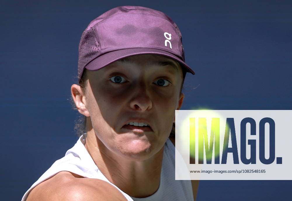 US Open tennis tournament - Day 9 Iga Swiatek of Poland in action against Qinwen Zheng of China during the Women s Singles round 4 of the US Open Tennis Championships at the USTA Billie Jean King National Tennis Center in Flushing Meadows, New York, USA, 07 September 2026. The 2026 US Open tournament runs from 23 August through 13 September. FLUSHING MEADOWS NEW YORK United States