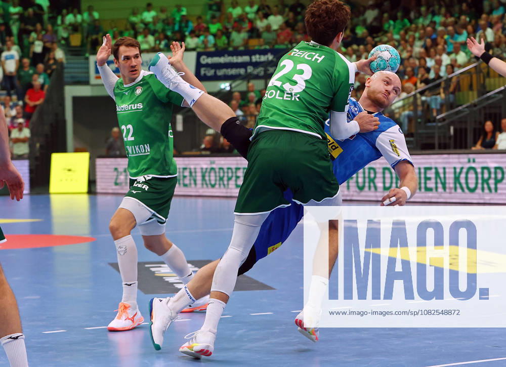 Handball Opel Handball-Bundesliga, HSG Wetzlar - ThSV Eisenach v.l. Jona Schoch (HSG Wetzlar), Marti Soler (HSG Wetzlar), Peter Walz (ThSV Eisenach) Wetzlar Buderus Arena Hessen Deutschland (DE)