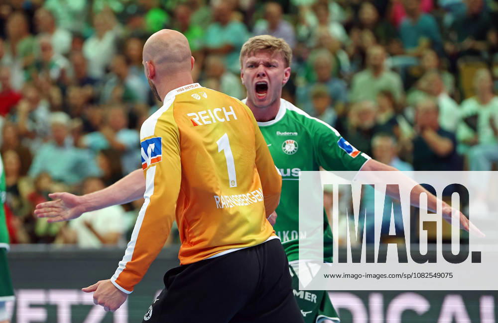 Handball Opel Handball-Bundesliga, HSG Wetzlar - ThSV Eisenach v.l. Jubel bei Bart Ravensbergen (HSG Wetzlar) und Tristan Kirschner (HSG Wetzlar) Wetzlar Buderus Arena Hessen Deutschland (DE)