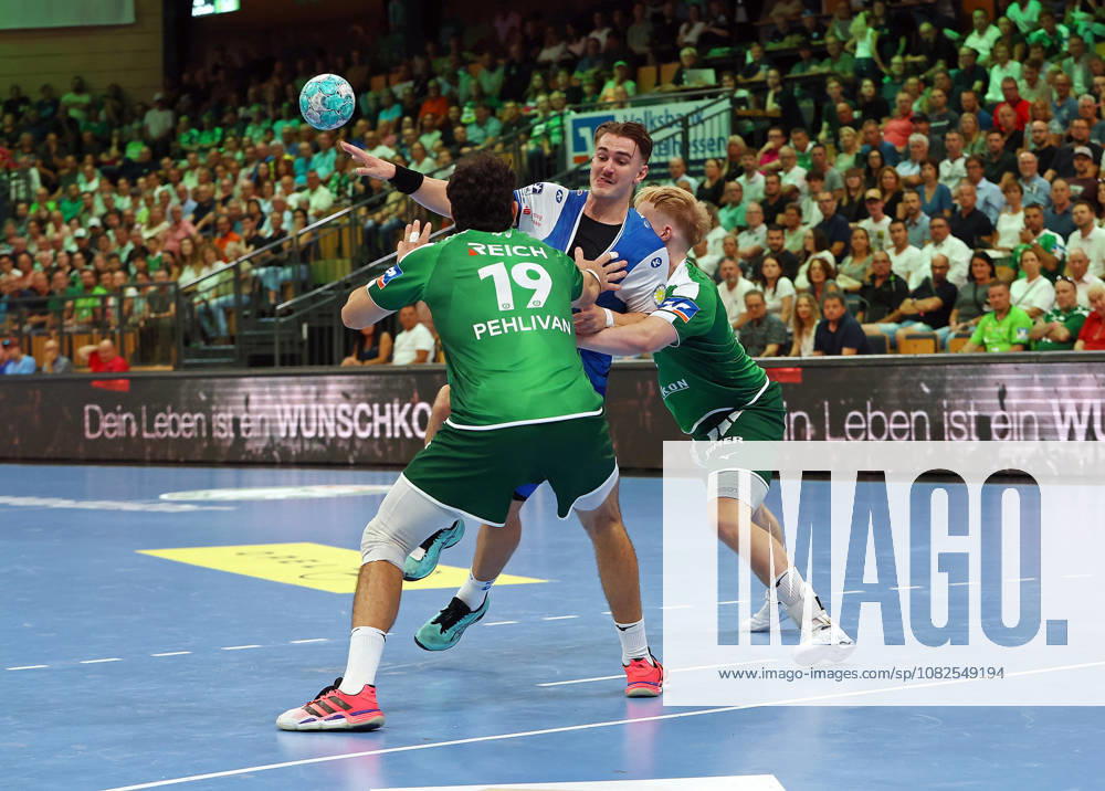 Handball Opel Handball-Bundesliga, HSG Wetzlar - ThSV Eisenach v.l. Doruk Pehlivan (HSG Wetzlar), Felix Aellen (ThSV Eisenach), Georg Löwen (HSG Wetzlar) Wetzlar Buderus Arena Hessen Deutschland (DE)