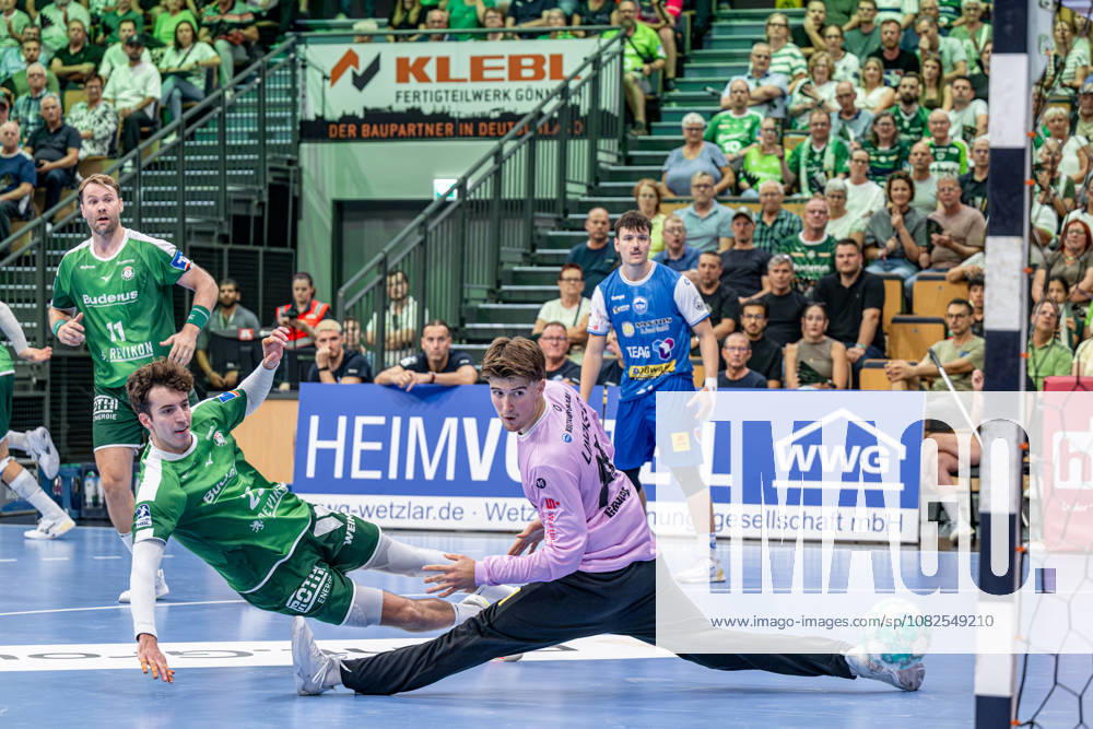 OPEL Handball Bundesliga; HSG Wetzlar - ThSV Eisenach, 07.09.26 Marti Soler (HSG Wetzlar, 23), Torwart Mats Grupe (ThSV Eisenach, 25), Petter Oeverby (HSG Wetzlar, 11) OPEL Handball Bundesliga; HSG Wetzlar - ThSV Eisenach: Wetzlar, 07.09.26