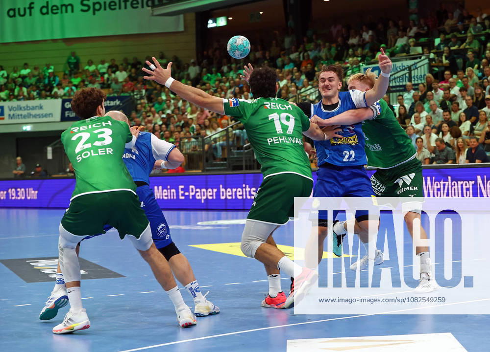 Handball Opel Handball-Bundesliga, HSG Wetzlar - ThSV Eisenach v.l. Marti Soler (HSG Wetzlar), Peter Walz (ThSV Eisenach), Doruk Pehlivan (HSG Wetzlar), Felix Aellen (ThSV Eisenach), Georg Löwen (HSG Wetzlar) Wetzlar Buderus Arena Hessen Deutschland (DE)