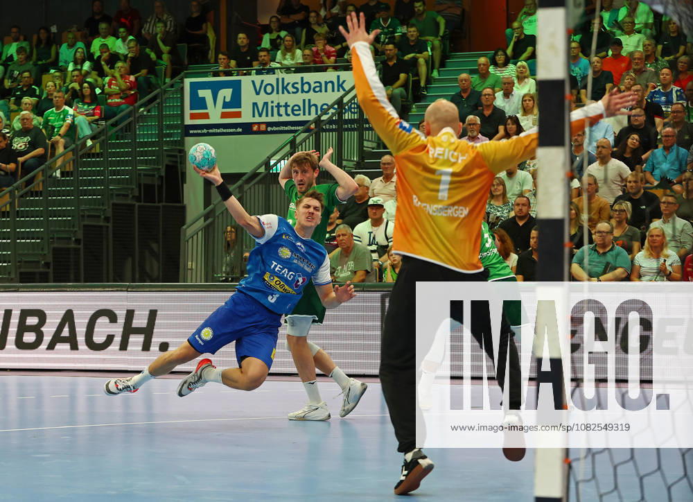 Handball Opel Handball-Bundesliga, HSG Wetzlar - ThSV Eisenach v.l. Oskar Joelsson (ThSV Eisenach), Niklas Theiß (HSG Wetzlar), Bart Ravensbergen (HSG Wetzlar), Tristan Kirschner (HSG Wetzlar) Wetzlar Buderus Arena Hessen Deutschland (DE)